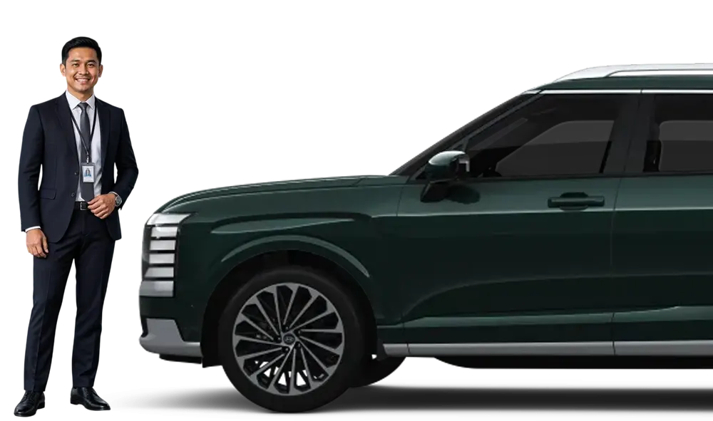 Laki-laki Sales Mobil Dealer Hyundai Jakarta Barat bersama Hyundai PALISADE Hybrid warna Hijau Robust Emerald